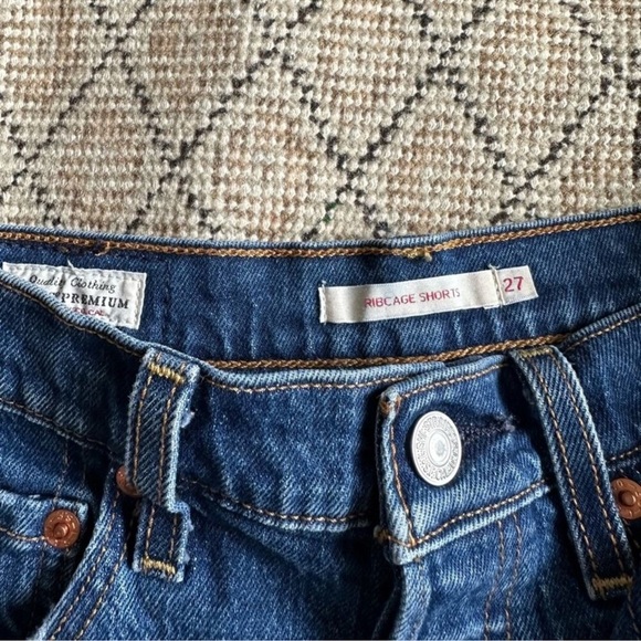 Levi’s Ribcage Shorts - Picture 3 of 7